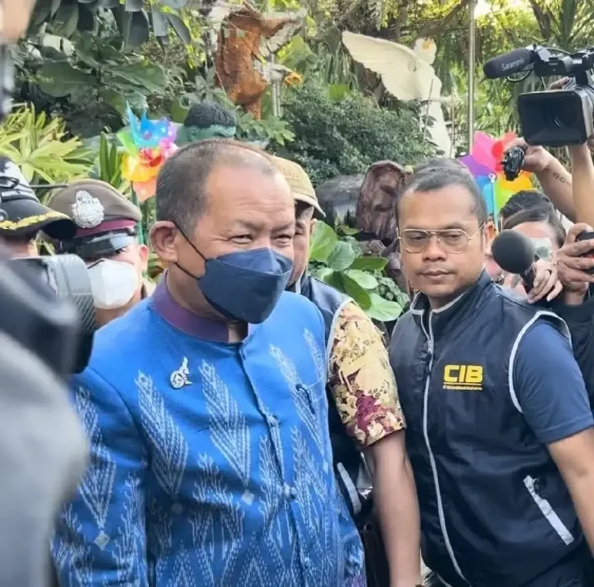 นายศรีสุวรรณ ขณะถูกควบคุมตัว