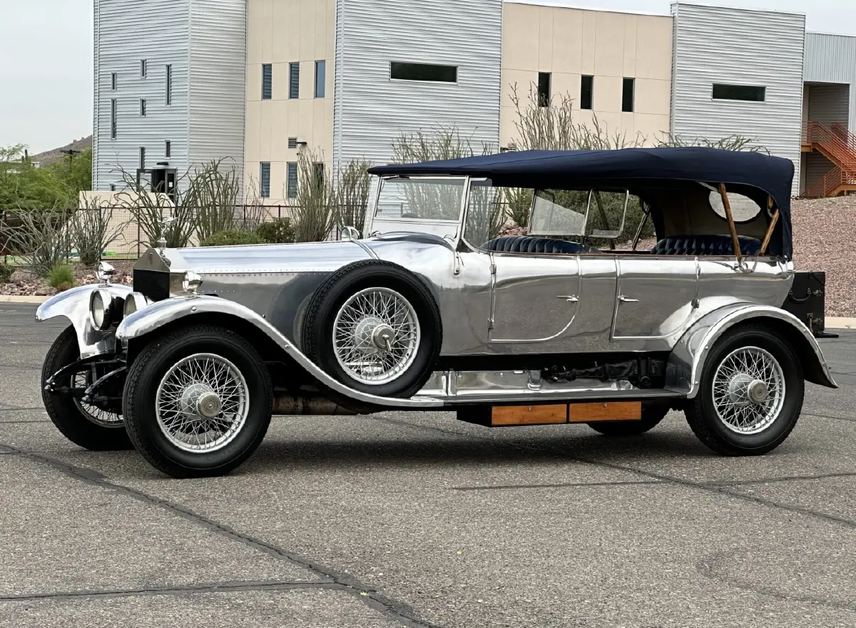 Rolls-Royce Silver Ghost (1907) จุดเริ่มต้นตำนาน ในฐานะ “รถที่ดีที่สุดในโลก” ด้วยความเงียบและความทนทานเหนือยุค ถือเป็นต้นกำเนิด DNA ของแบรนด์ทั้งหมด
