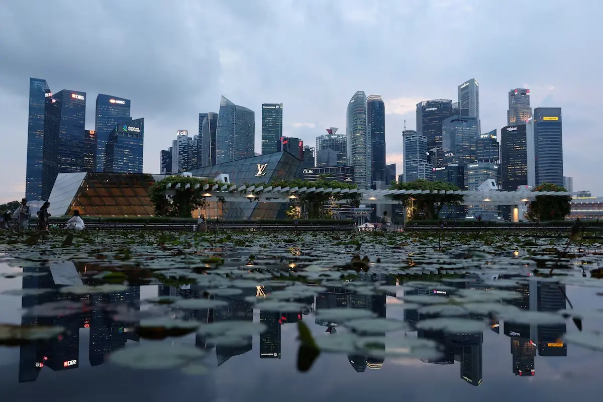 ธนาคารกลางสิงคโปร์คุมเข้มนโยบายการเงินรับเงินเฟ้อพุ่งจากสงครามอิหร่าน