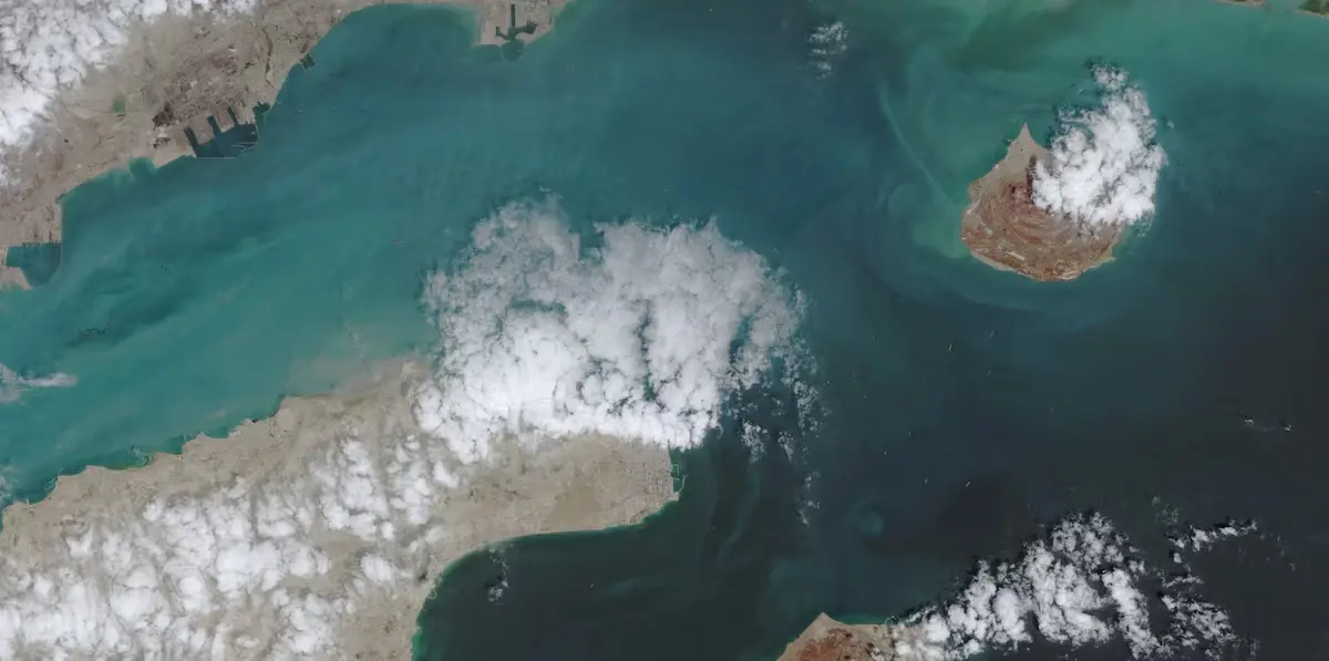 อิหร่านคุมเข้มการเดินเรือผ่านช่องแคบฮอร์มุซ สหรัฐเตือนตอบโต้