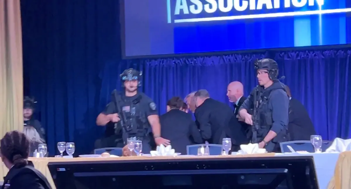 ทรัมป์รอดหวุดหวิด! หลังเกิดเหตุลอบยิงกลางงานเลี้ยงทำเนียบขาว