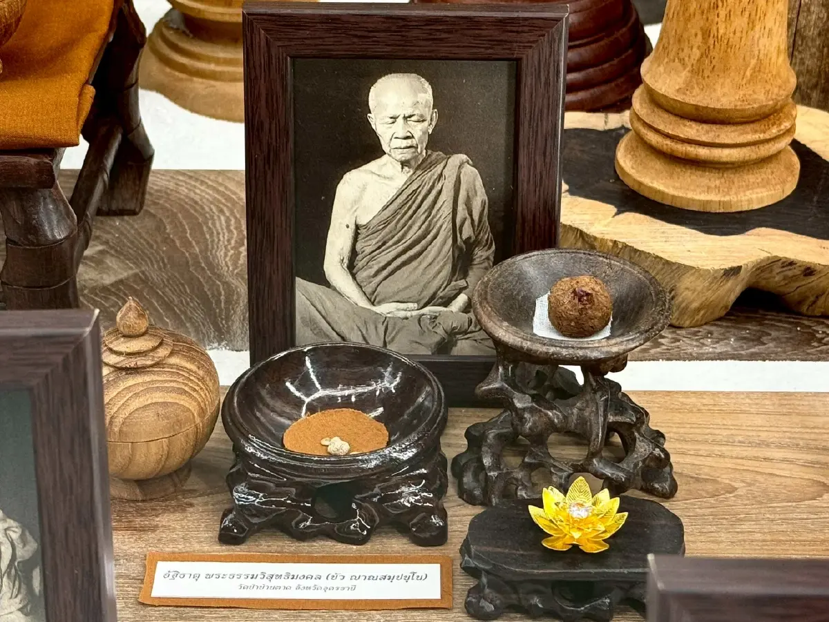 ไม่ต้องไปไกลถึงต่างจังหวัด! อัญเชิญพระบรมสารีริกธาตุ 5 พระองค์ ประดิษฐานใจกลางกรุงเทพฯ ให้สรงน้ำใกล้ชิด