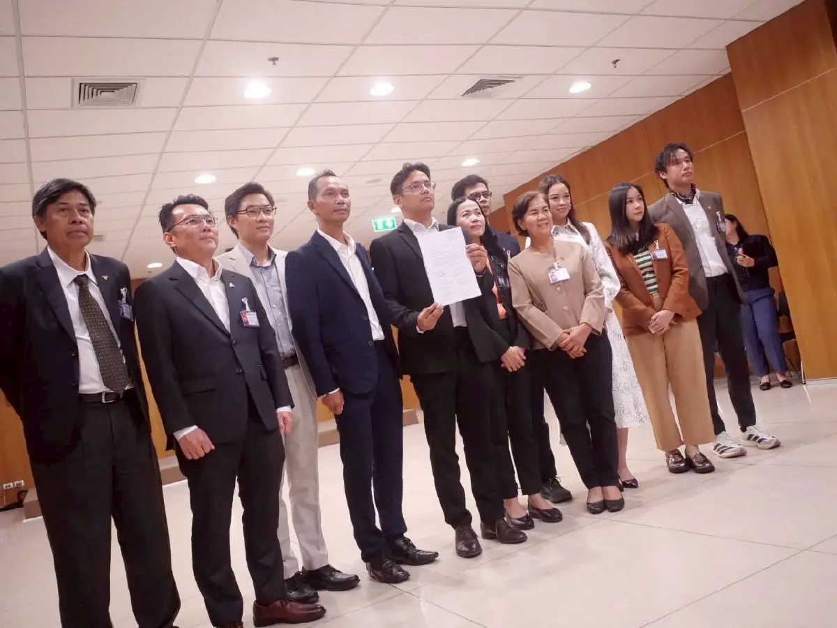 'พรรคประชาชน' ยื่นร่างกฎหมายเลิกเกณฑ์ทหาร จี้รัฐบาลแจงปมพลทหารอาสา