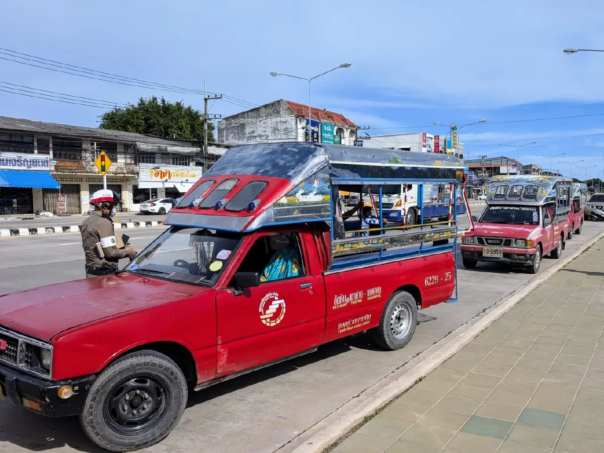 บริการรถสองแถวในต่างจังหวัดซึ่งพบเห็นได้ทั่วไป