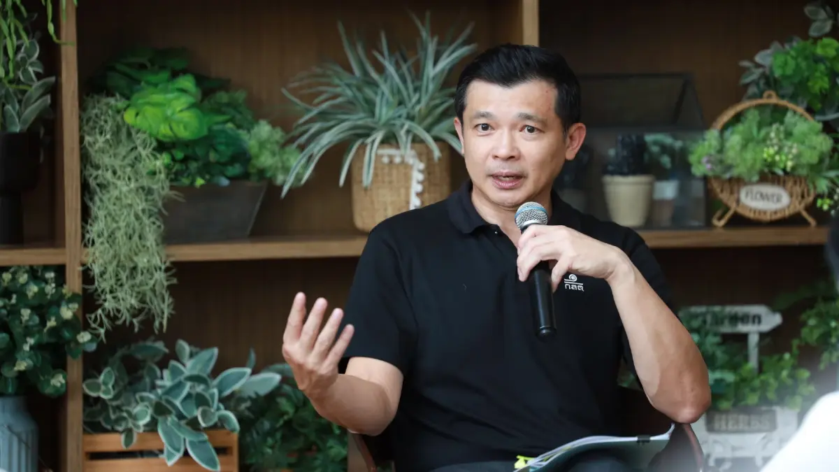 เอนก อยู่ยืน