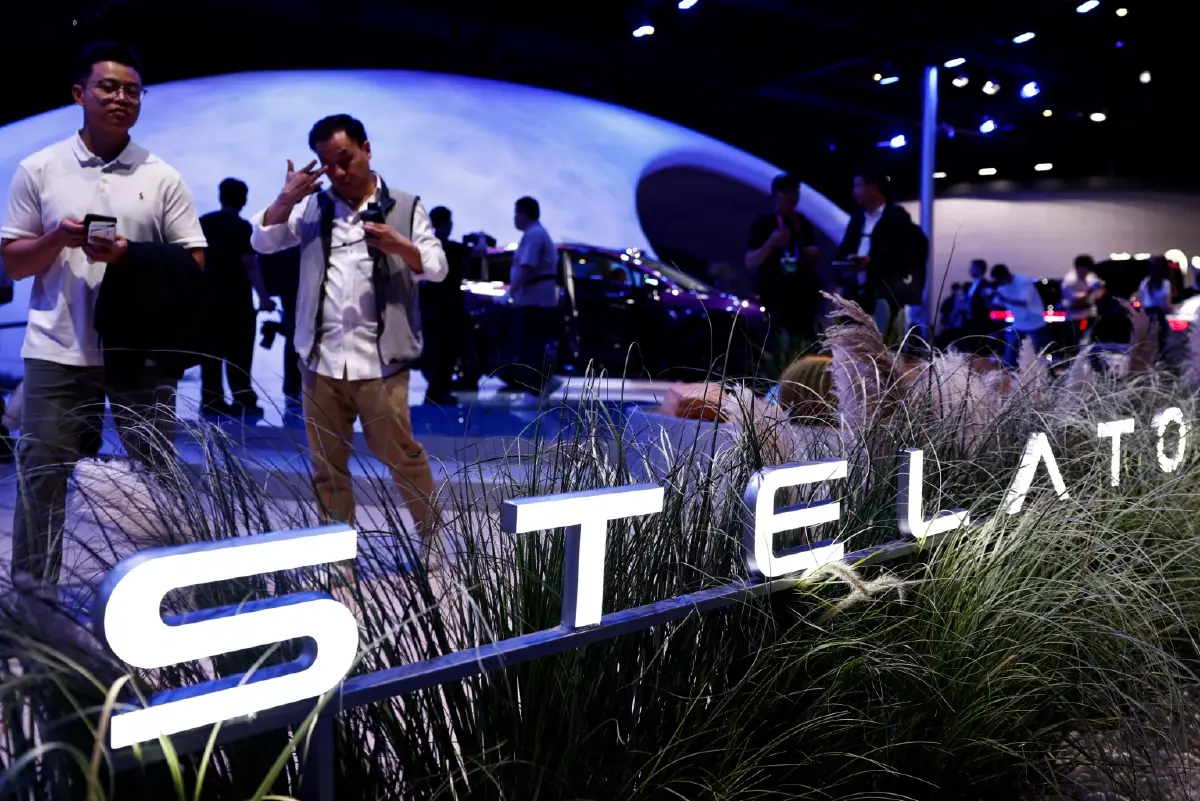 เทรนด์ใหม่รถ EV จีน เปลี่ยนไฟหน้ารถเป็นโปรเจคเตอร์ฉายหนัง