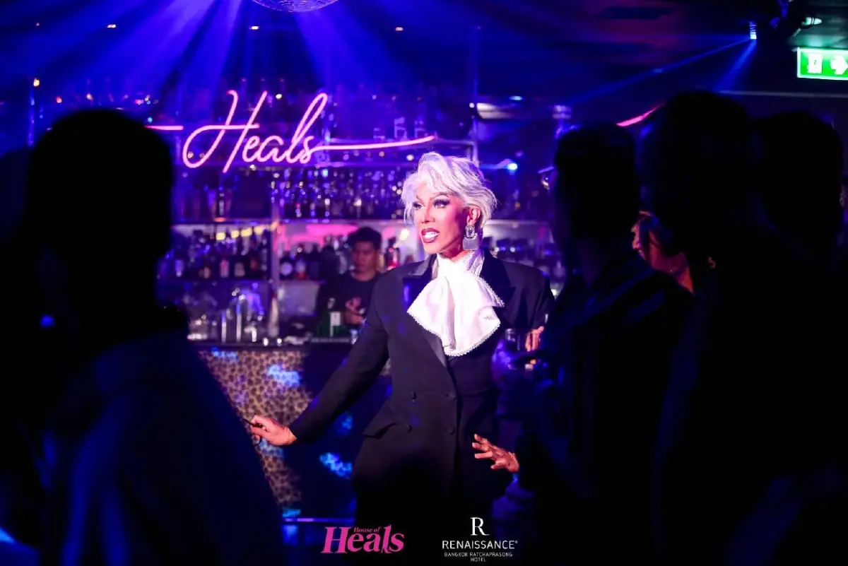 สงกรานต์สไตล์เรเนซองส์ : สาดความชิคใจกลางราชประสงค์ พร้อมตุ๊กตุ๊ก EV