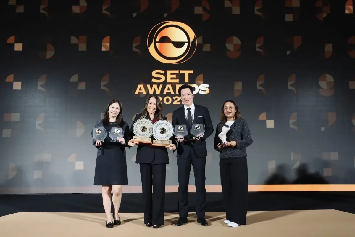 ภาพ(ยืนตรงกลาง) วาสนา - จิตติพร จันทรัช รับรางวัล SET AWARDS 2026