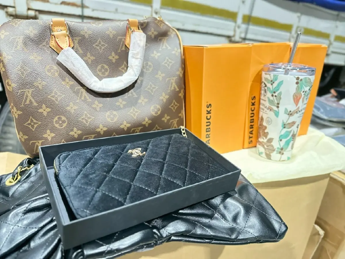 บุกค้นโกดังร้อยเอ็ดยึดแบรนด์เนมเก๊ - กาแฟแบรนด์ดังชงเอง