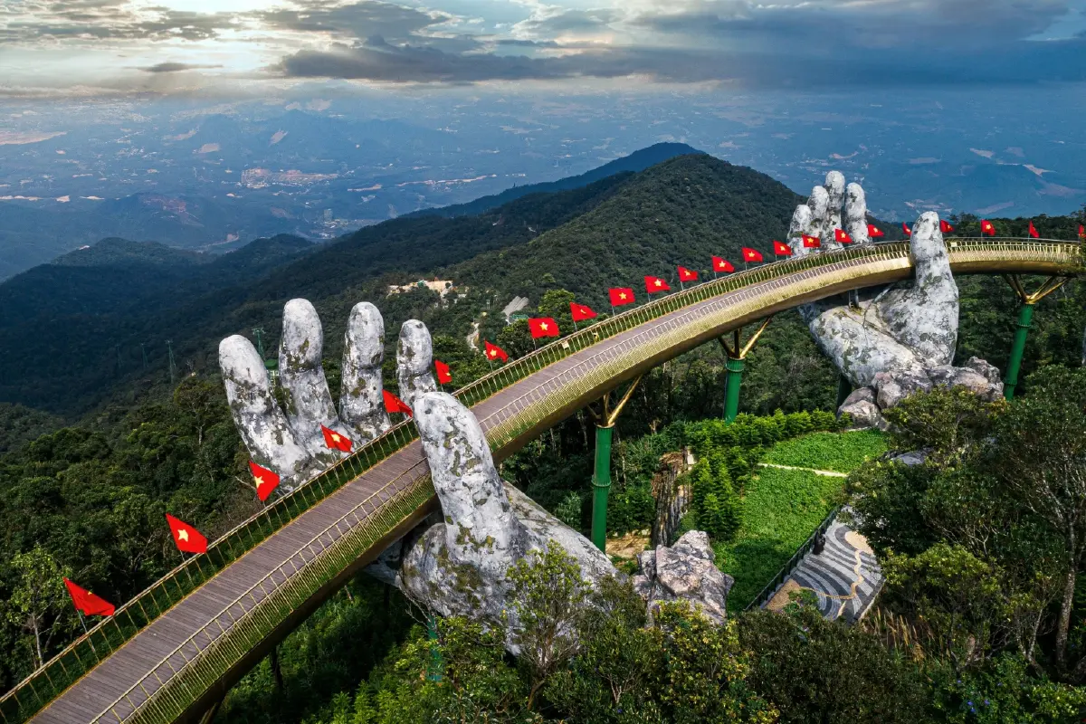 สะพานทองคำ หรือ Cầu Vàng เป็นสะพานคนเดินยาว 150 เมตร ตั้งอยู่ในรีสอร์ท Bà Nà Hills ใกล้กับเมืองดานัง ประเทศเวียดนาม