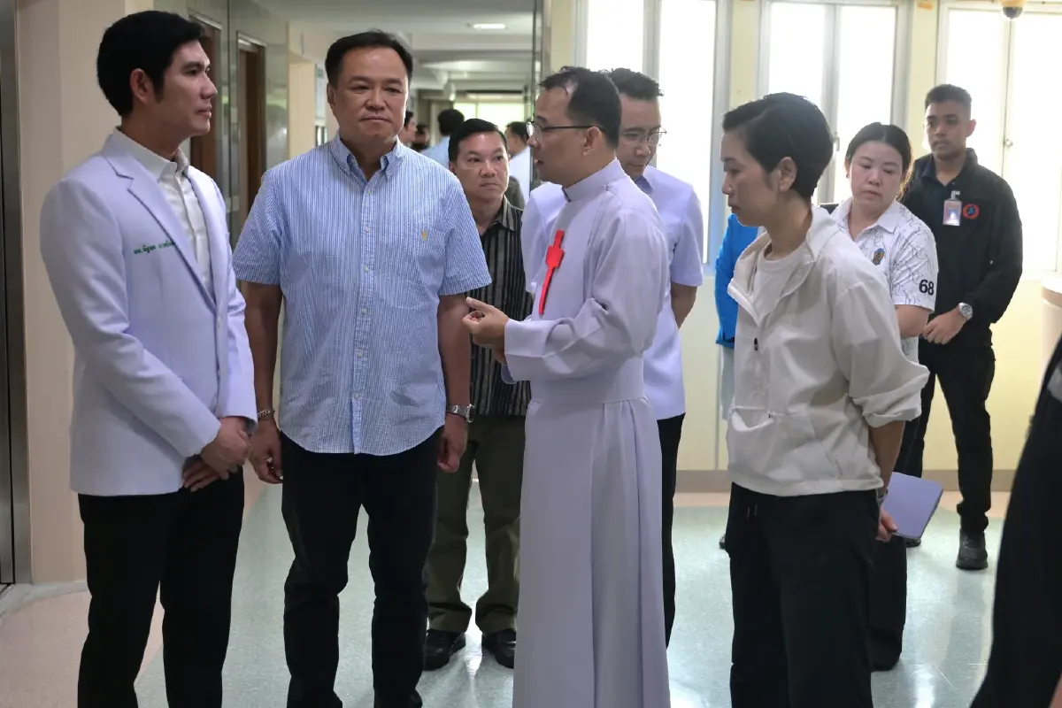 "อนุทิน" รุดเยี่ยม ผู้ประสบเหตุรถไฟชนรถเมล์สั่งเยียวยาเต็มที่