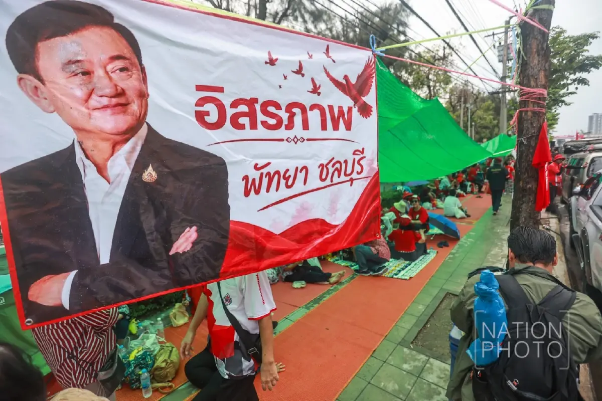 เสื้อแดงพรึบหน้าคลองเปรม เตรียมรอรับ "ทักษิณ" พักโทษพรุ่งนี้
