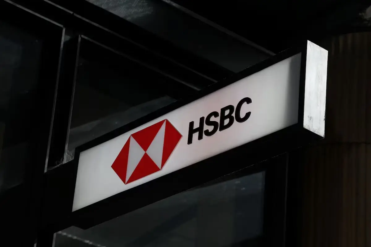 ผู้บริหาร HSBC เตือนพนักงานอย่าต่อต้าน AI จ่อปลดคนเพิ่ม