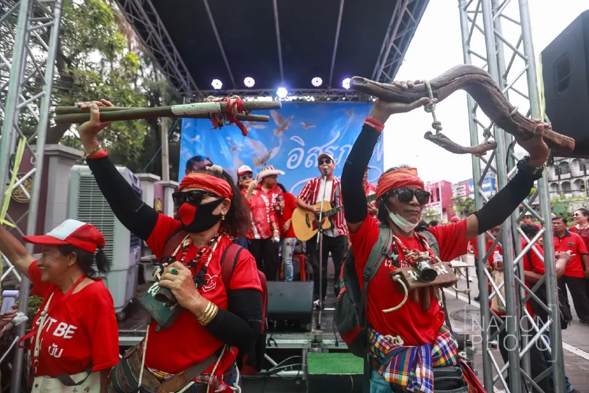 เสื้อแดงพรึบหน้าคลองเปรม เตรียมรอรับ "ทักษิณ" พักโทษพรุ่งนี้