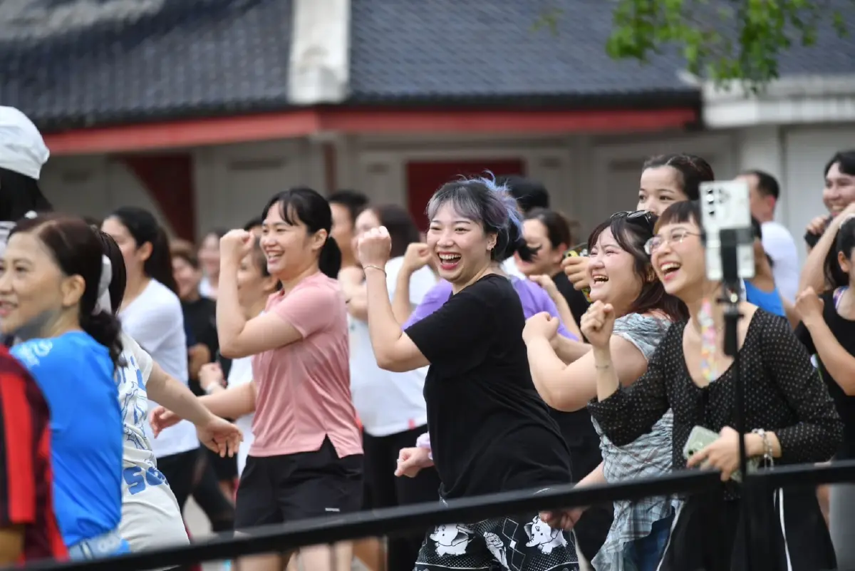 กทม. x เดอะมอลล์ เปิด “EMROBIC” ปลุก "สวนเบญจสิริ" เป็นฮับสุขภาพคนเมือง