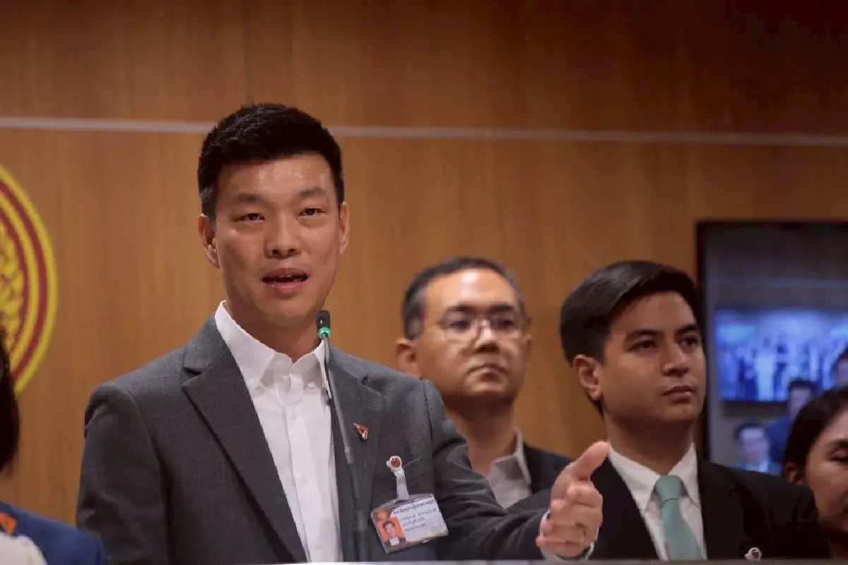 'พรรคประชาชน' ยื่น 2 ร่างแก้ไขรัฐธรรมนูญ ยัน 3 หลักการ ไม่ขัดคำวินิจฉัยศาล