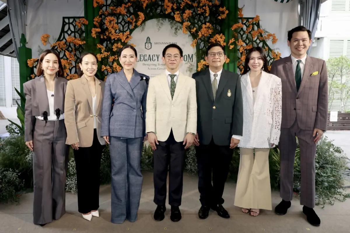 สถาบันพระปกเกล้า ร่วมกับแบรนด์ SIRIVANNAVARI จัดงาน “A Legacy in Bloom: Designing Royal Heritage Across Generations” เพื่อเปิดตัวผ้าพันคอและเนคไทของสถาบันพระปกเกล้า ออกแบบโดยแบรนด์ SIRIVANNAVARI เนื่องในวาระพิเศษแห่งการน้อมรำลึกและเฉลิมพระเกียรติแด่ สมเด็จพระนางเจ้ารำไพพรรณี พระบรมราชินีในรัชกาลที่ 7 ภายในงานได้รับเกียรติจาก รศ.ดร.อิสระ เสรีวัฒนวุฒิ เลขาธิการสถาบันพระปกเกล้า และคุณรติรส จุลชาต รองประธานกรรมการบริหารแบรนด์ SIRIVANNAVARI ร่วมเป็นประธานในพิธี ณ พิพิธภัณฑ์พระบาทสมเด็จพระปกเกล้าเจ้าอยู่หัว  บรรยายภาพ (จากซ้ายไปขวา)  1. ธันย์ชนก ฟักอุดม 2. หม่อมหลวงทรงลักษณ์ สวัสดิวัตน์ 3. รติรส จุลชาต 4. รศ.ดร.อิสระ เสรีวัฒนวุฒิ 5. ภูมินทร ปลั่งสมบัติ 6. พัชรินรุจา จันทโรนานนท์ 7. กิติภัค เกษรสิริธร