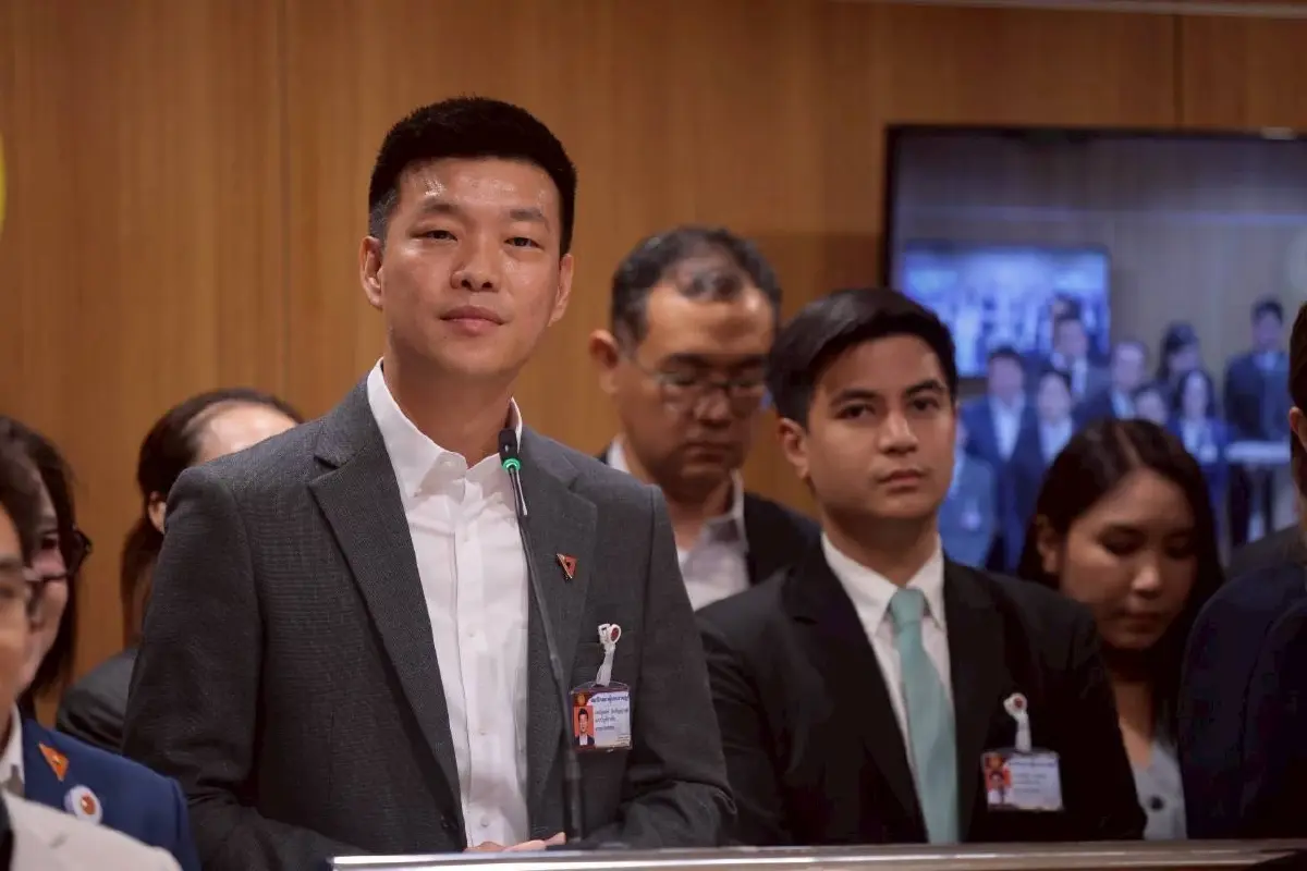 'พรรคประชาชน' ยื่น 2 ร่างแก้ไขรัฐธรรมนูญ ยัน 3 หลักการ ไม่ขัดคำวินิจฉัยศาล
