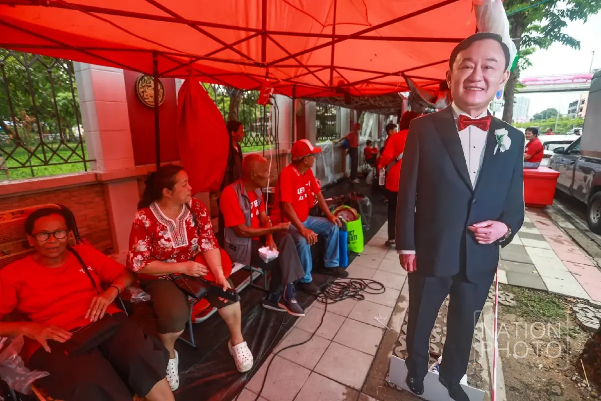 เสื้อแดงพรึบหน้าคลองเปรม เตรียมรอรับ "ทักษิณ" พักโทษพรุ่งนี้