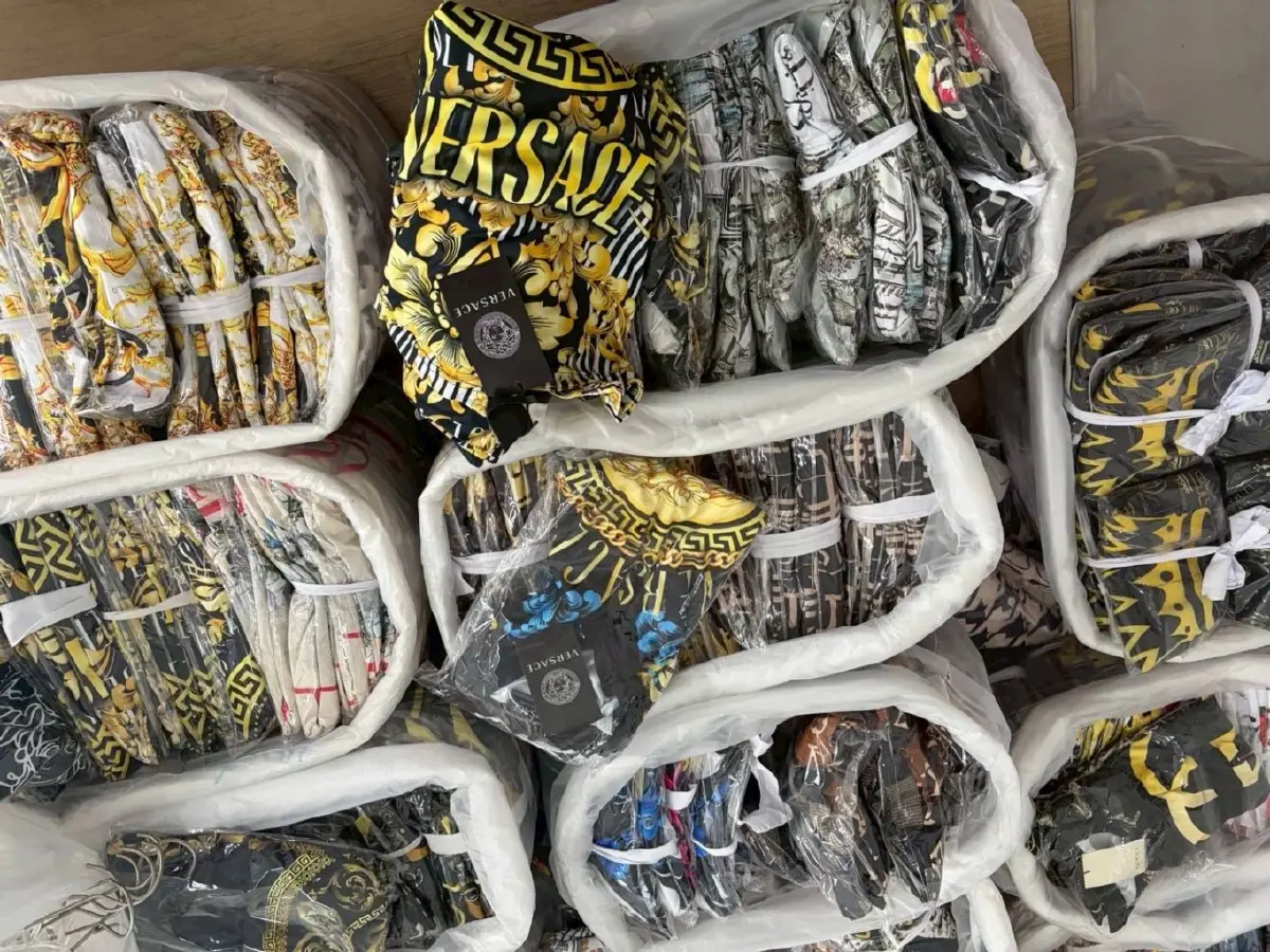 DSI บุกทลายโกดัง "เสื้อผ้าแบรนด์เนมปลอม" ย่านประตูน้ำ-สายไหม
