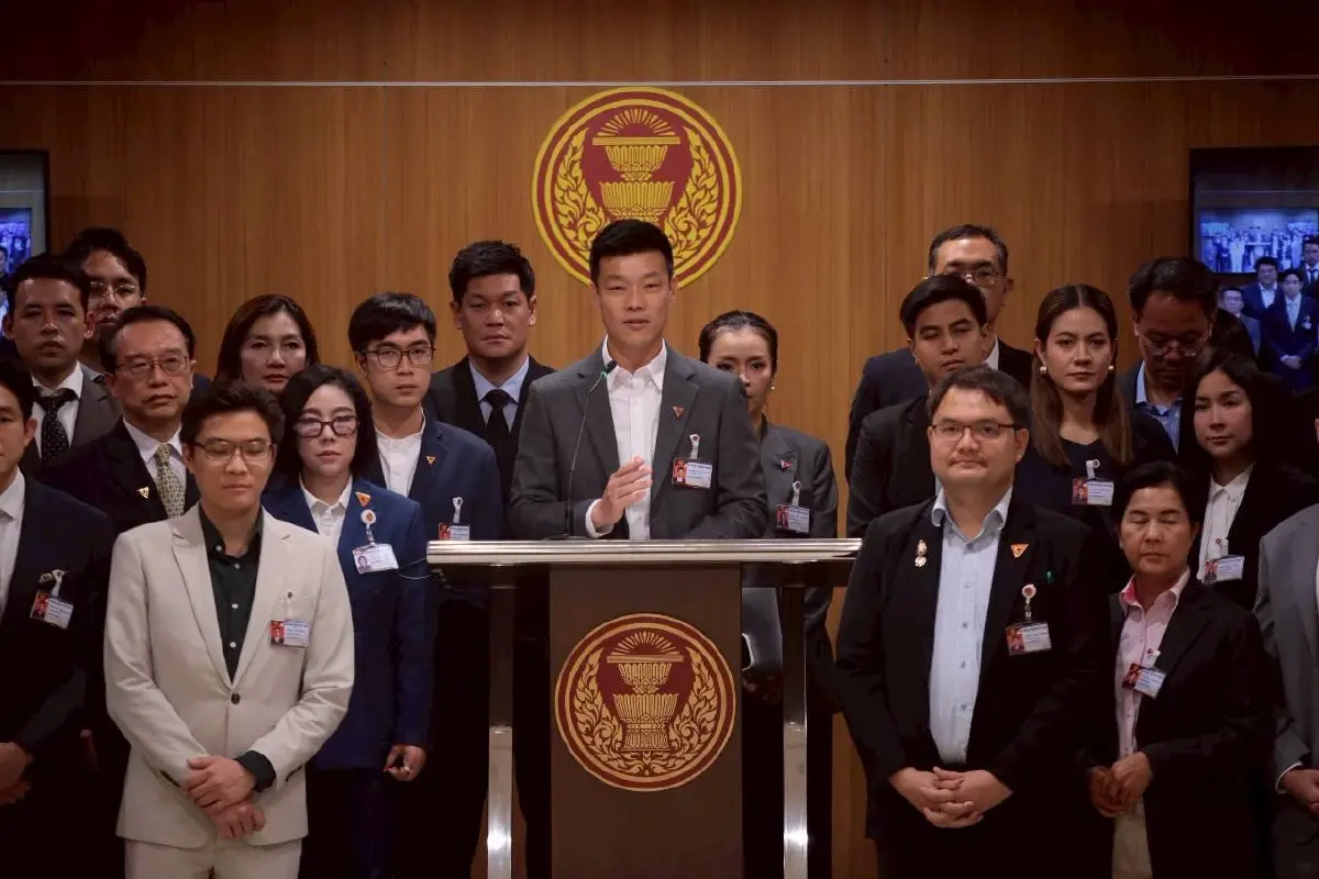 'พรรคประชาชน' ยื่น 2 ร่างแก้ไขรัฐธรรมนูญ ยัน 3 หลักการ ไม่ขัดคำวินิจฉัยศาล