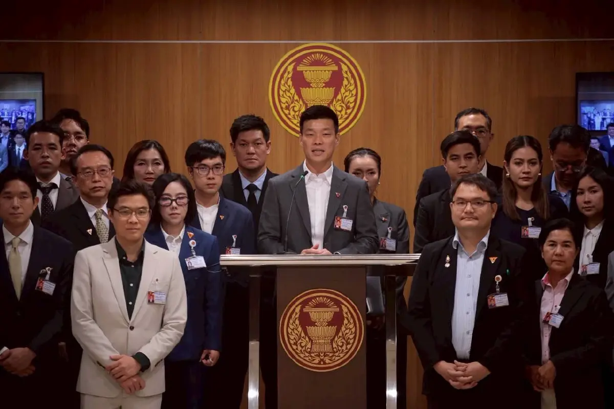 'พรรคประชาชน' ยื่น 2 ร่างแก้ไขรัฐธรรมนูญ ยัน 3 หลักการ ไม่ขัดคำวินิจฉัยศาล