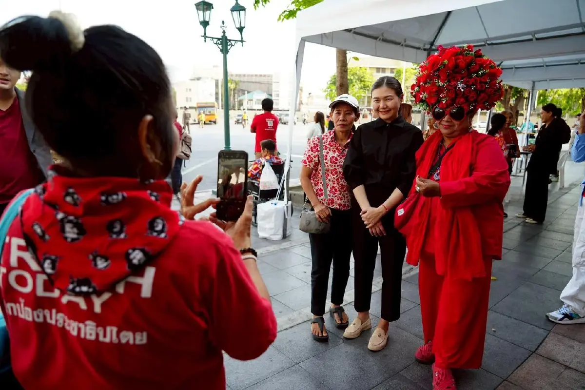 พักโทษทักษิณ พลังคนเสื้อแดงกับเสรีภาพใต้เงื่อนไข 'บ่วงบาศ' กำไล EM