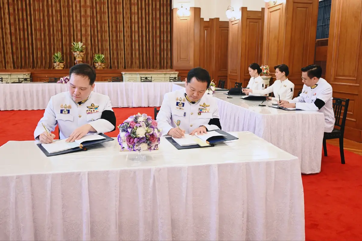 ร่วมพิธีเจริญพระพุทธมนต์ ทำบุญตักบาตร และลงนามถวายพระพร เนื่องในโอกาสพระราชพิธีมหามงคลเฉลิมพระชนมพรรษา 4 รอบ