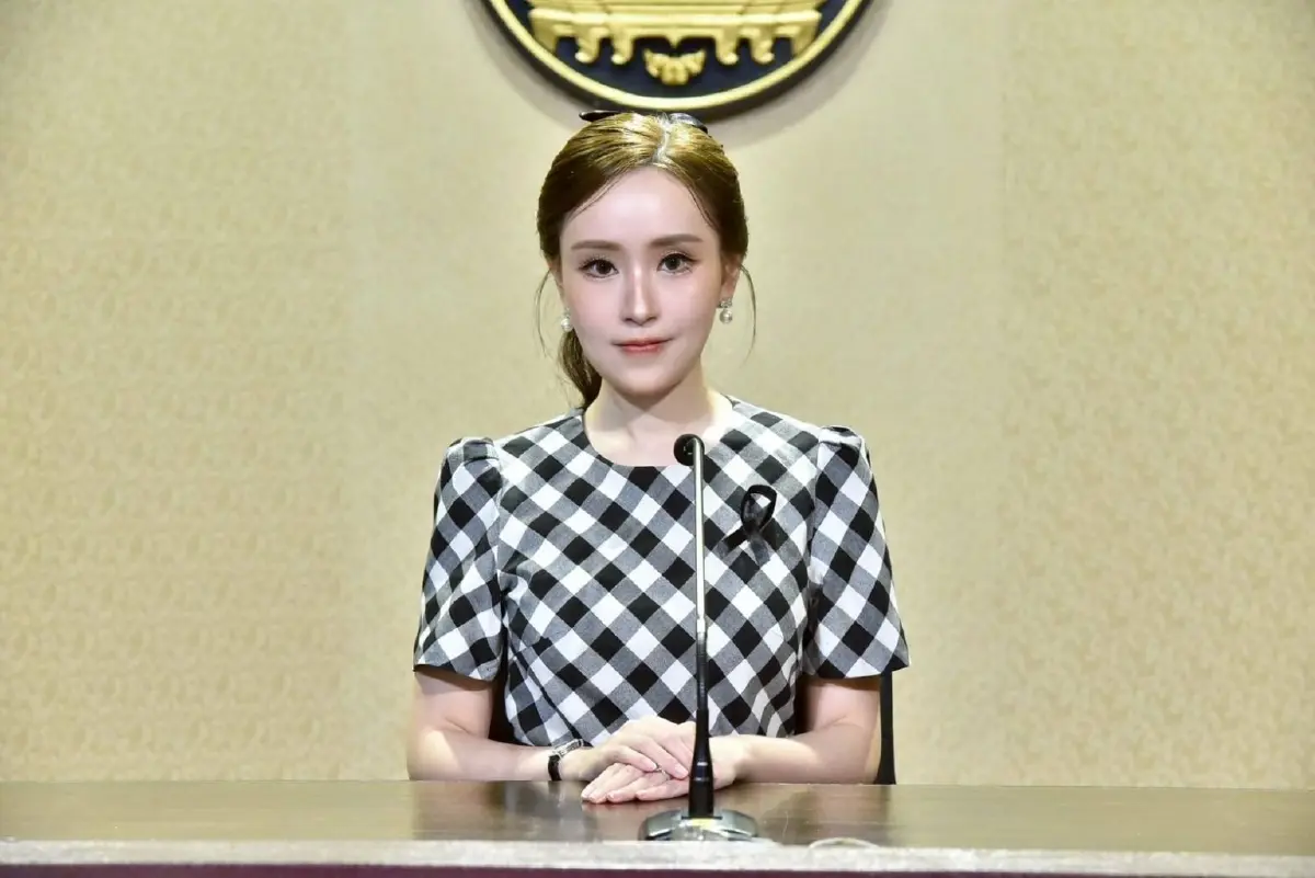 ร้อยเอกหญิง ภัทร์ดารัสมิ์ ทองสลวยกร รองโฆษกประจำสำนักนายกรัฐมนตรี