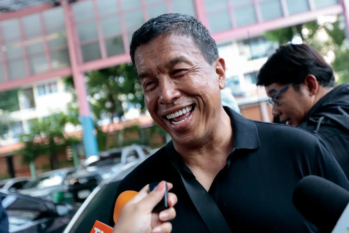 "ชัชชาติ" ปั่นจักรยานจากบ้านพัก มาใช้สิทธิเลือกตั้งผู้ว่า กทม. ตั้งแต่เช้า