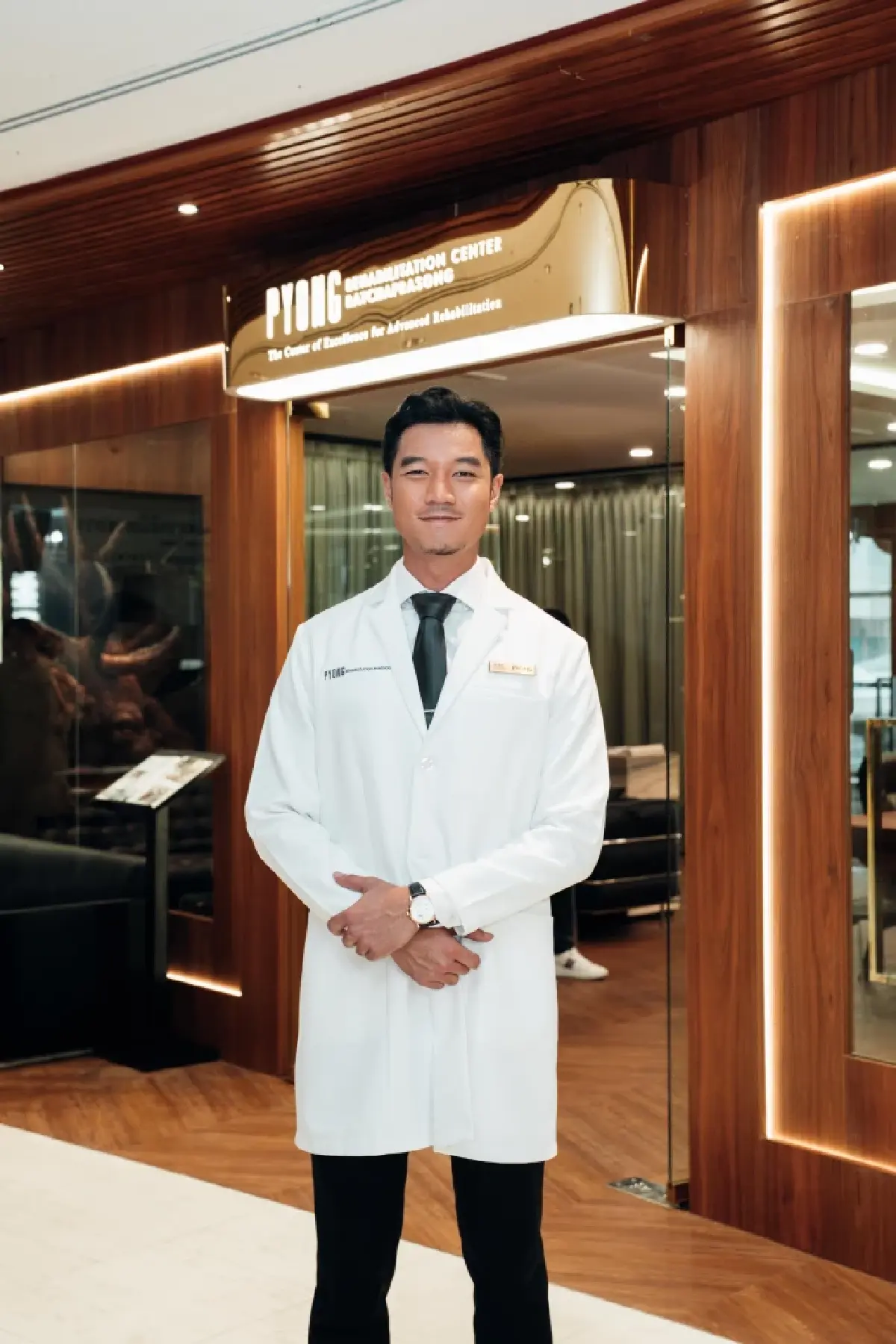 นพ. กันตพงศ์ ทองรงค์ ประธานเจ้าหน้าที่บริหารและผู้ก่อตั้ง เปียง รีแฮบบิลิเทชั่น กรุ๊ป