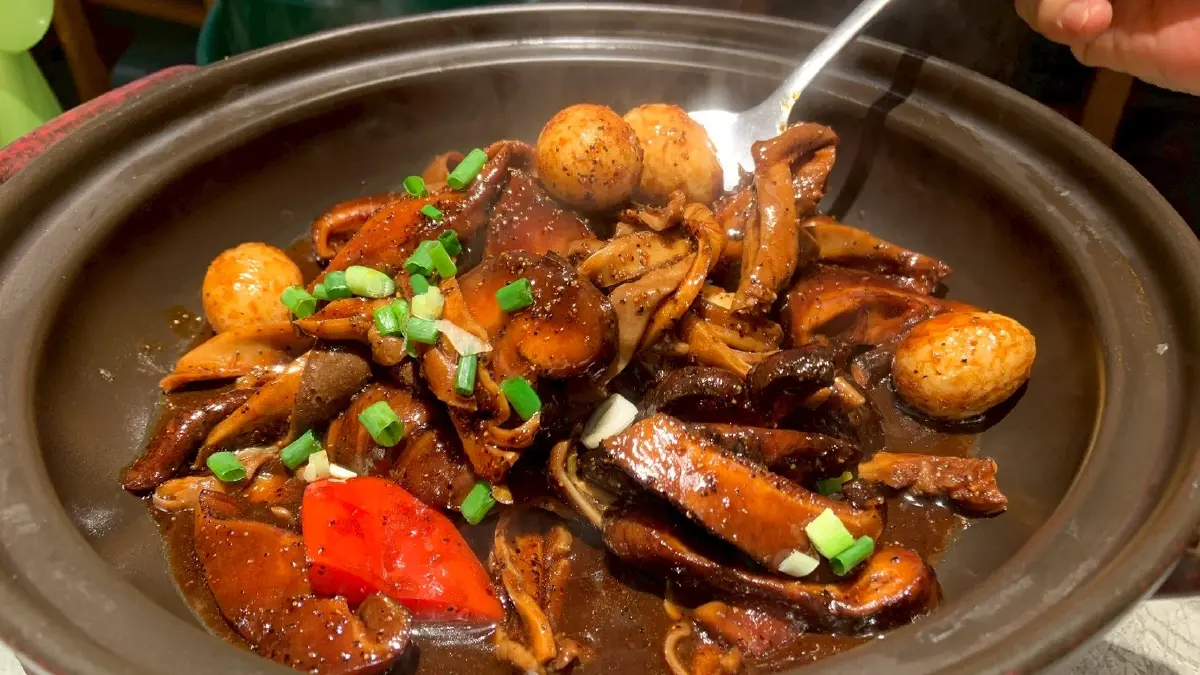 “กระเพาะหมูผัดพริกไทยดำ” อีกเมนูที่โดดเด่นด้วยกลิ่นหอมฉุนของพริกไทยดำคั่วสดตั้งแต่ยกจานมาเสิร์ฟ