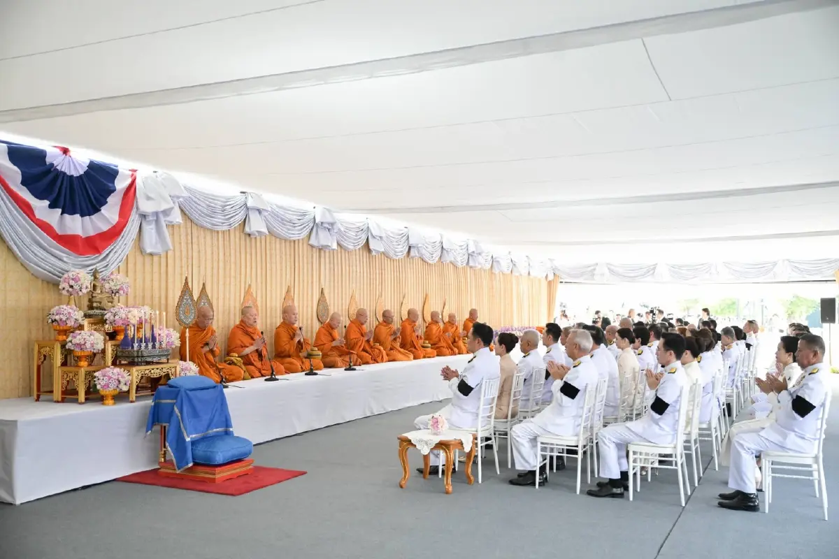 นายกรัฐมนตรี ตักบาตรถวายพระราชกุศล ในโอกาสมหามงคลเฉลิมพระชนมพรรษา สมเด็จพระนางเจ้าฯ พระบรมราชินี