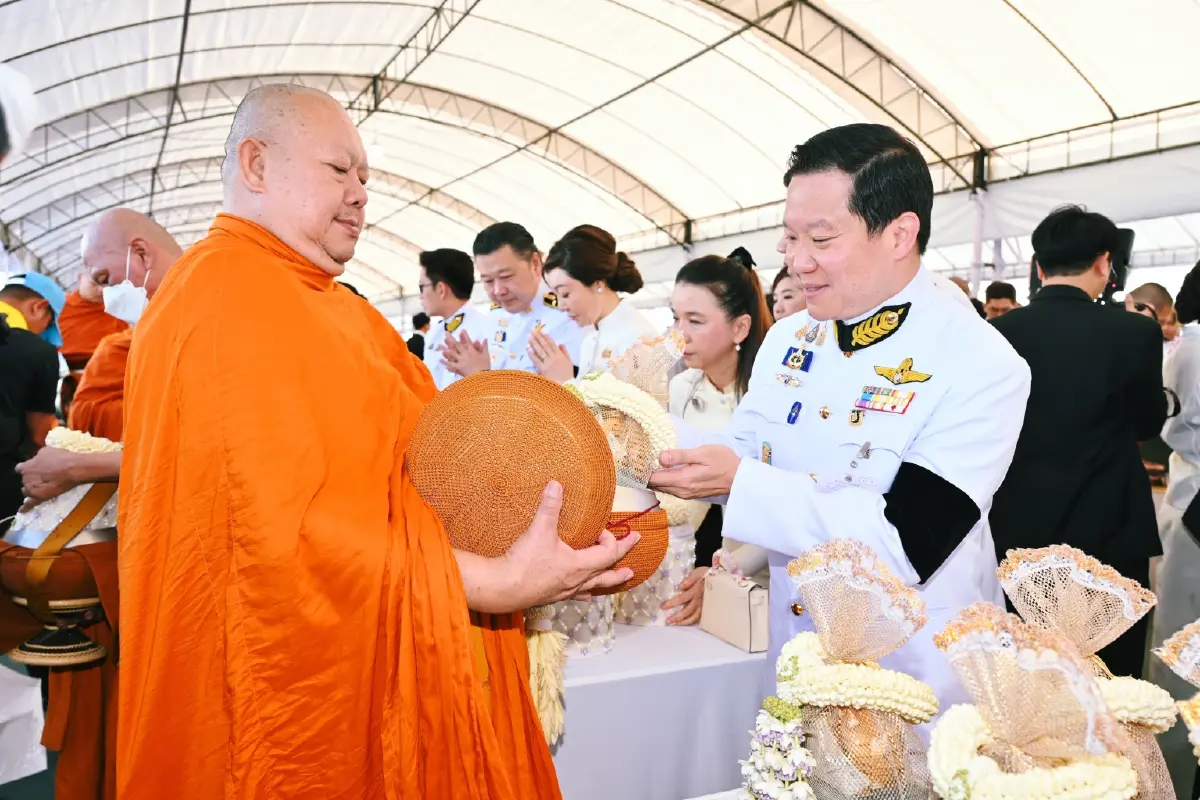 ร่วมพิธีเจริญพระพุทธมนต์ ทำบุญตักบาตร และลงนามถวายพระพร เนื่องในโอกาสพระราชพิธีมหามงคลเฉลิมพระชนมพรรษา 4 รอบ