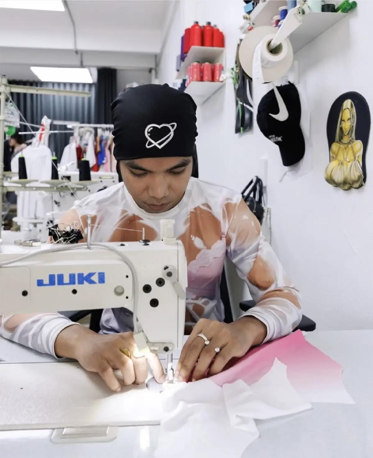ลิซ่า ฉีกทุกกฎแฟชั่น! ใส่ Mercurial คัสตอมแบรนด์ไทยในโฆษณา Nike