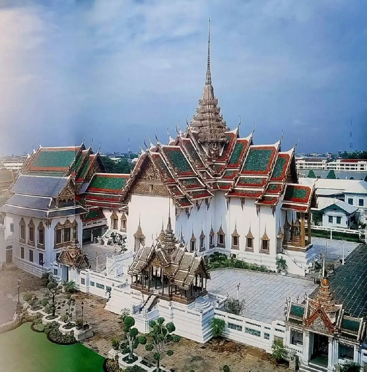 ภาพถ่ายทางอากาศพระที่นั่งดุสิตมหาปราสาท เห็นพระที่นั่งพิมานรัตยาทางด้านหลัง เชื่อมต่อกันด้วยมุขกระสัน CR. ม.ล.ชัยนิมิตร นวรัตน