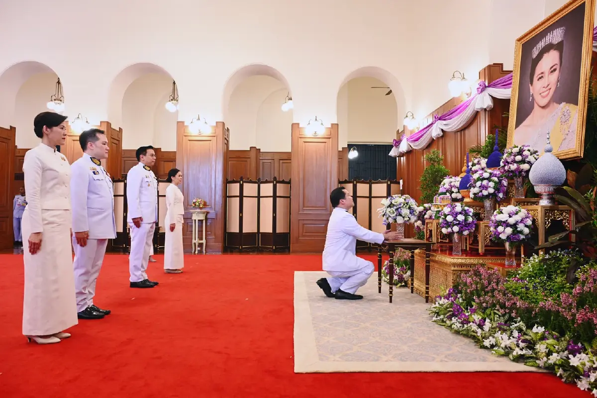 ร่วมพิธีเจริญพระพุทธมนต์ ทำบุญตักบาตร และลงนามถวายพระพร เนื่องในโอกาสพระราชพิธีมหามงคลเฉลิมพระชนมพรรษา 4 รอบ