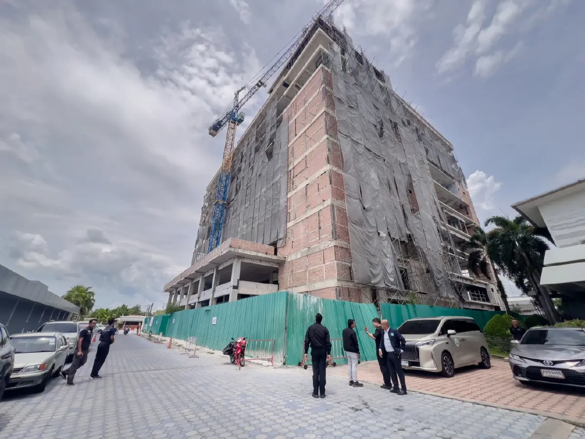 “สรรเพชญ” ติดตามตึก 9 ชั้น รพ.สงขลา ย้ำไม่ทุบทิ้ง สั่งรื้อถอนเครนภายใน 3 วัน