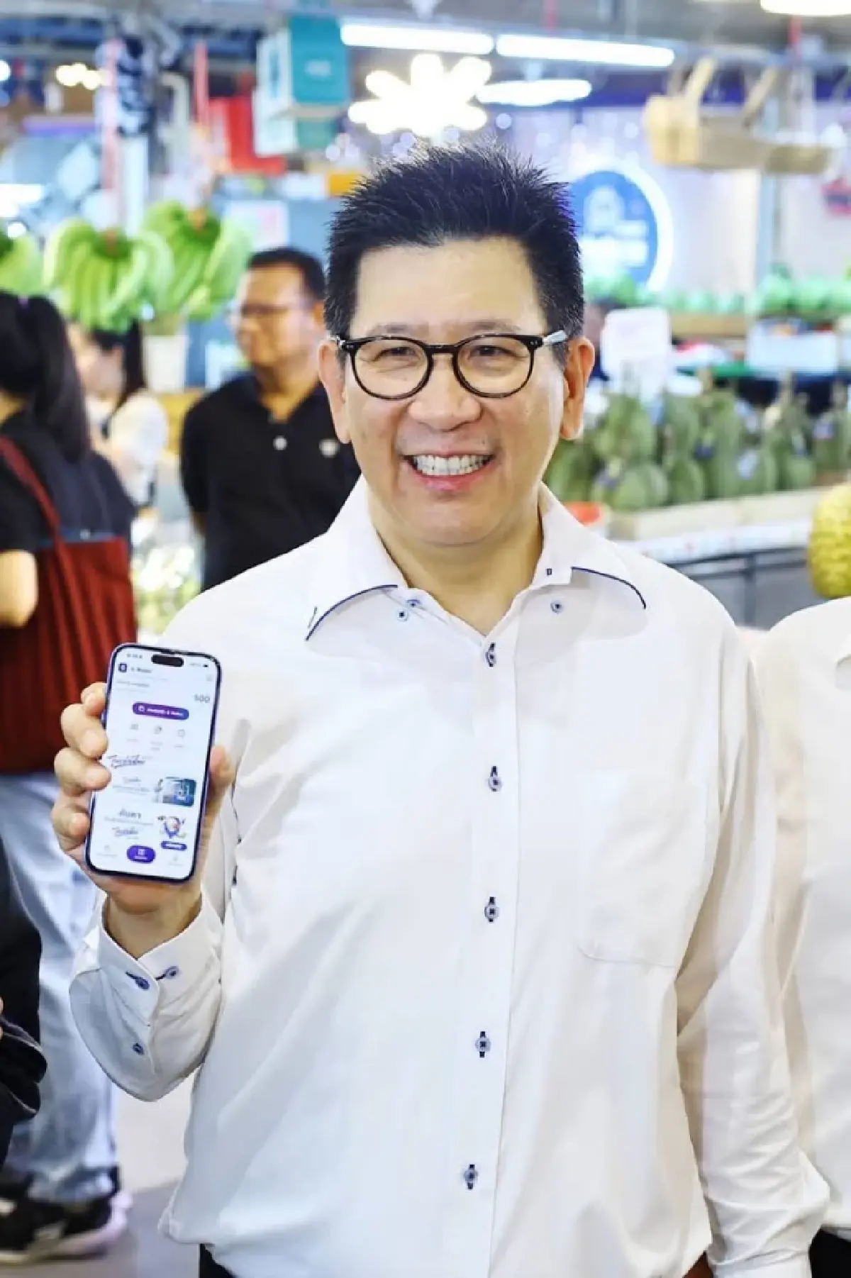 "เอกนิติ" นำทีมลงพื้นที่ ติดตามการใช้สิทธิไทยช่วยไทยพลัสวันแรก