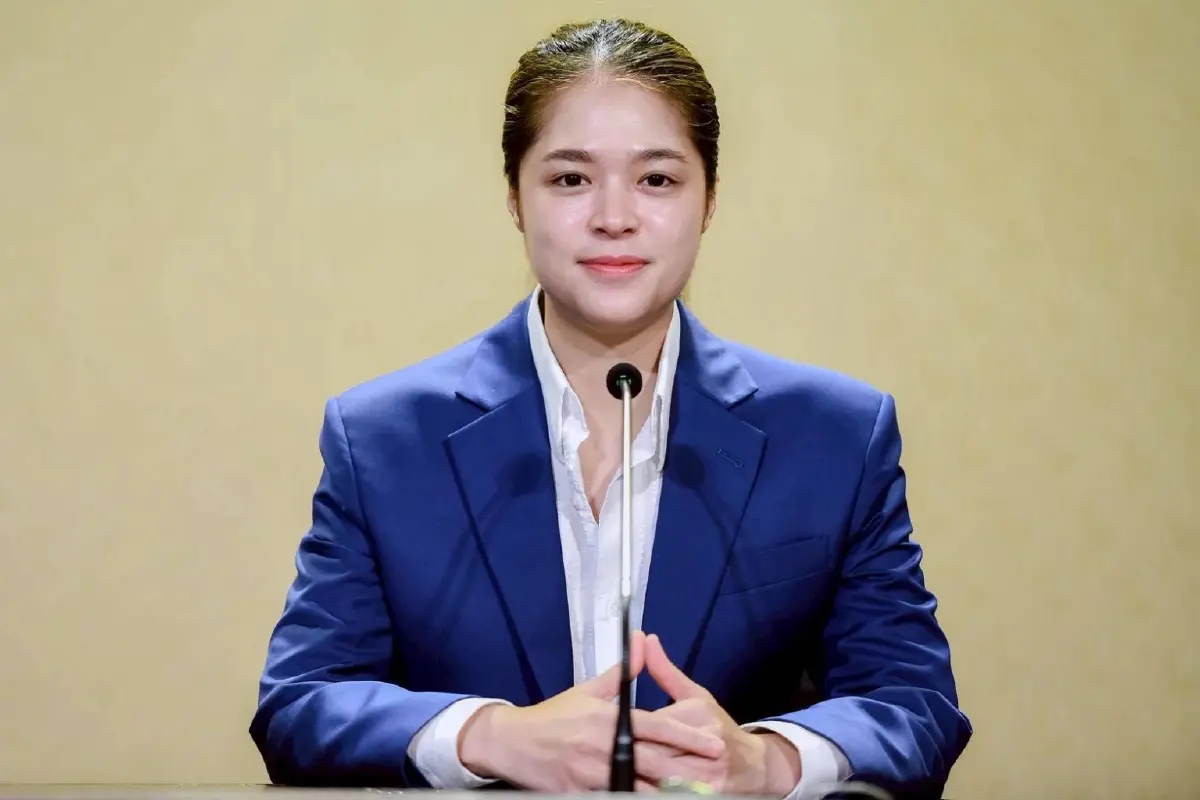 นางสาวพลอยทะเล ลักษมีแสงจันทร์ รองโฆษกประจำสำนักนายกรัฐมนตรี