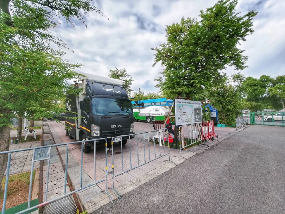 AIS เสริมทัพ 5G/WiFi-น้ำดื่ม อำนวยความสะดวกประชาชนร่วมถวายความอาลัย