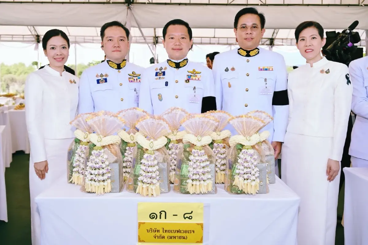 ร่วมพิธีเจริญพระพุทธมนต์ ทำบุญตักบาตร และลงนามถวายพระพร เนื่องในโอกาสพระราชพิธีมหามงคลเฉลิมพระชนมพรรษา 4 รอบ