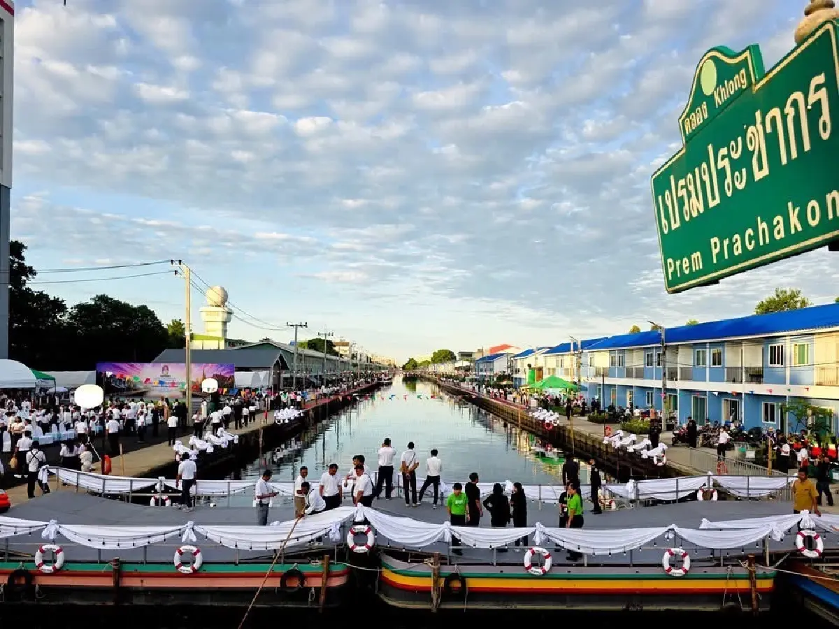 ที่ปรึกษานายกฯ นำตักบาตรทางน้ำคลองเปรมฯ เฉลิมพระเกียรติพระบรมราชินี