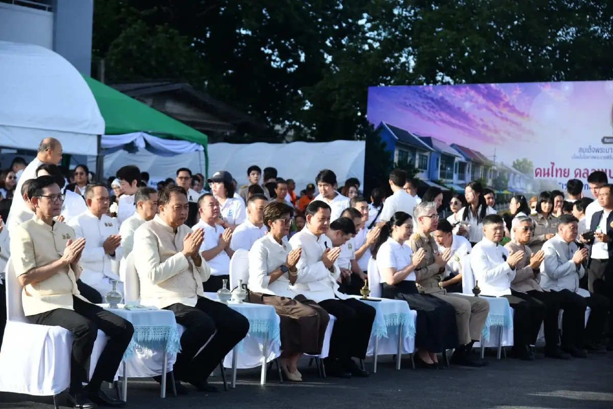 ที่ปรึกษานายกฯ นำตักบาตรทางน้ำคลองเปรมฯ เฉลิมพระเกียรติพระบรมราชินี