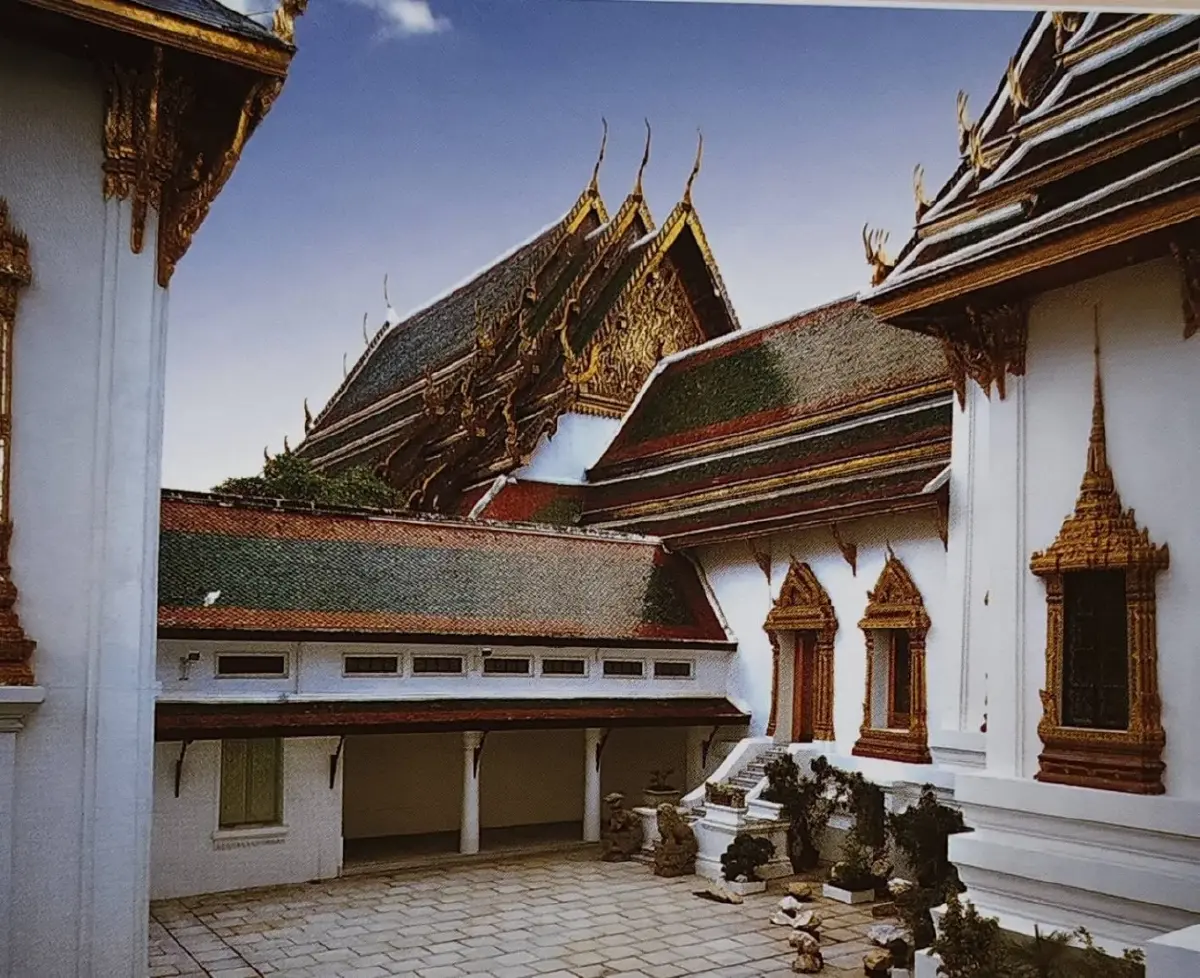 มุขกระสัน ซึ่งเชื่อมต่อพระที่นั่งทั้งสององค์
