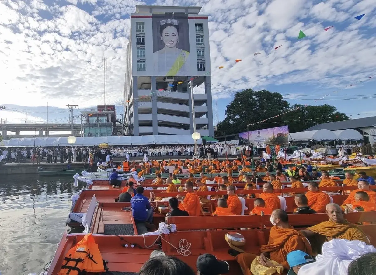 ที่ปรึกษานายกฯ นำตักบาตรทางน้ำคลองเปรมฯ เฉลิมพระเกียรติพระบรมราชินี