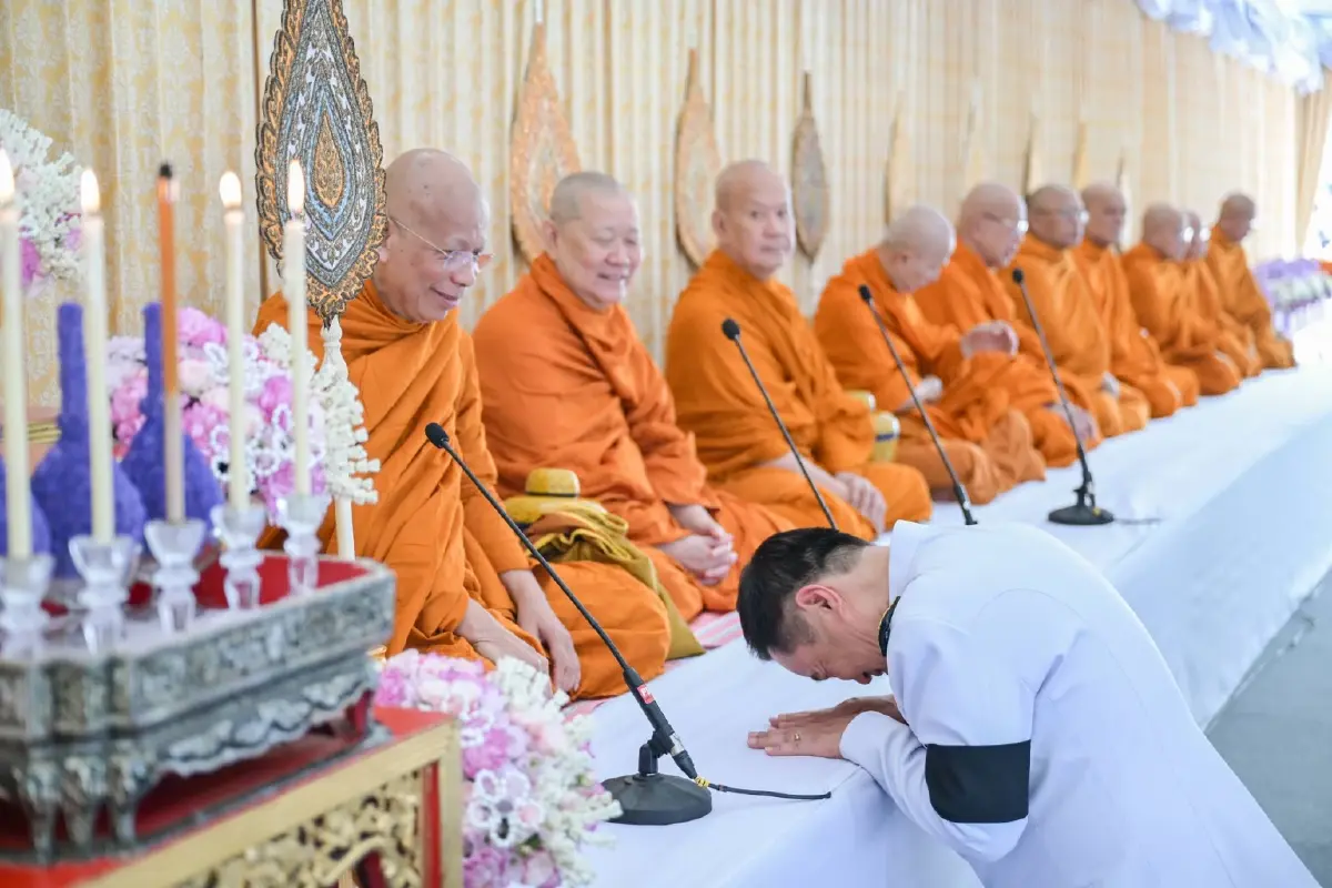 นายกรัฐมนตรี ตักบาตรถวายพระราชกุศล ในโอกาสมหามงคลเฉลิมพระชนมพรรษา สมเด็จพระนางเจ้าฯ พระบรมราชินี