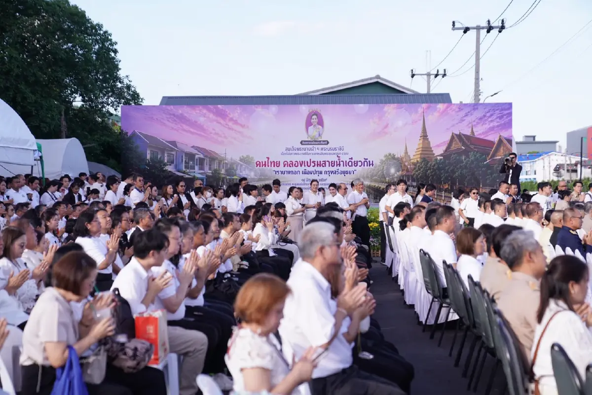 ที่ปรึกษานายกฯ นำตักบาตรทางน้ำคลองเปรมฯ เฉลิมพระเกียรติพระบรมราชินี