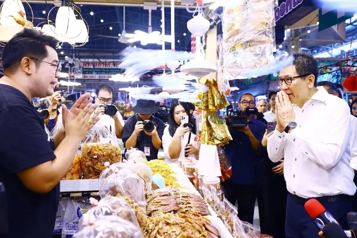 ดร.เอกนิติ นิติทัณฑ์ประภาศ รองนายกรัฐมนตรีและรัฐมนตรีว่าการกระทรวงการคลัง นำคณะผู้บริหารลงพื้นที่ตลาดสดธนบุรี