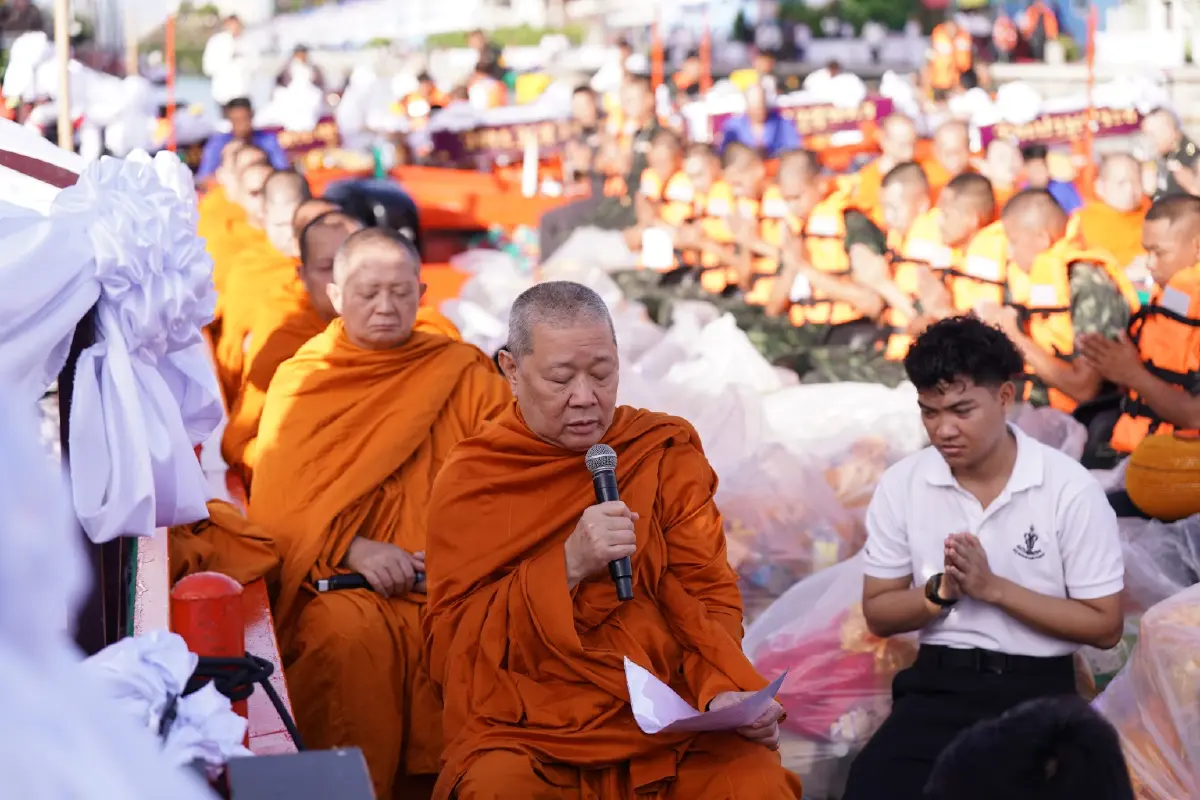ที่ปรึกษานายกฯ นำตักบาตรทางน้ำคลองเปรมฯ เฉลิมพระเกียรติพระบรมราชินี